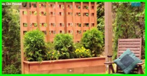 Build this cedar privacy screen / planter combo